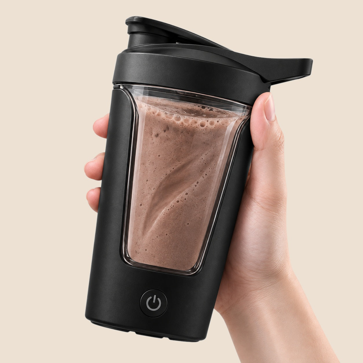 Una mano sujetando el batidor Shako con el batido de proteína ya hecho dentro, liso y sin grumos